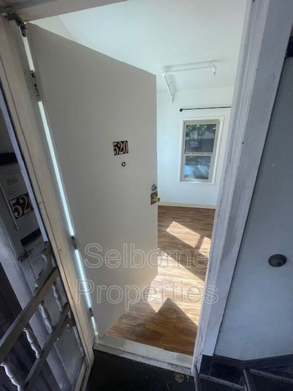 Building Photo - 520 41st St