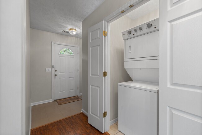Building Photo - 1477 N Donahue Dr