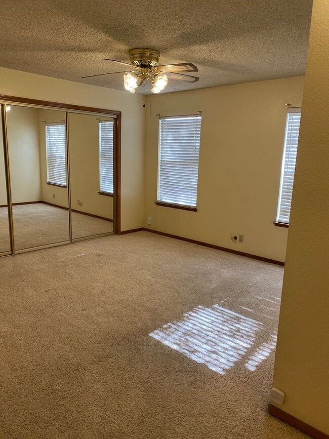 Foto del edificio - Beat the heat in North Hanford, Central air, and pool!