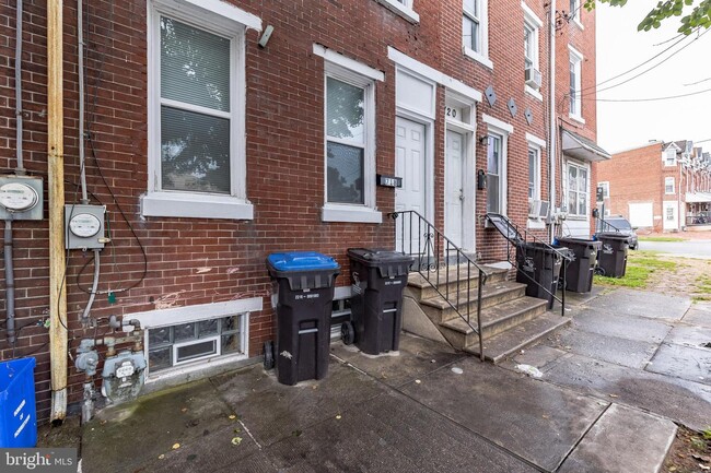 Building Photo - 718 W Elm St