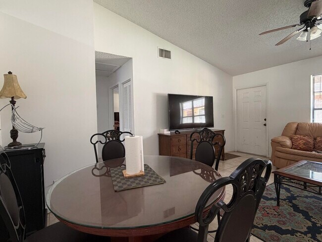 Foto del edificio - 1104 Goldenrod Rd