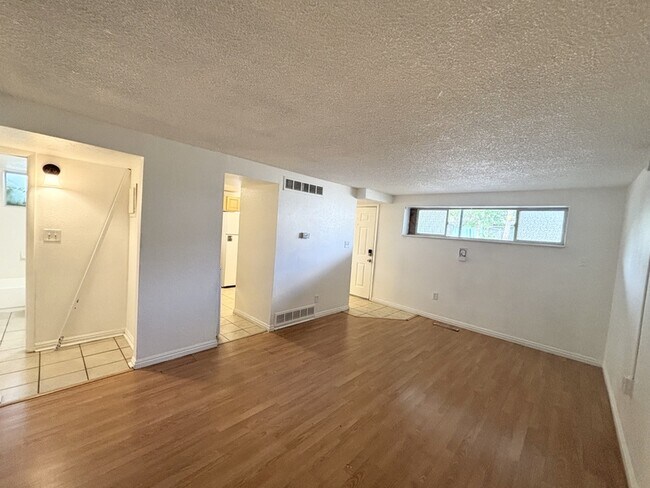 Building Photo - 615 E 700 S