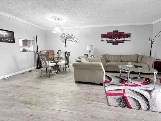 Foto del edificio - 1005 Country Club Dr