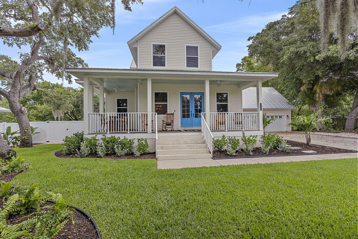 Expansive front porch under the live oak trees - 2402 6th Ave W