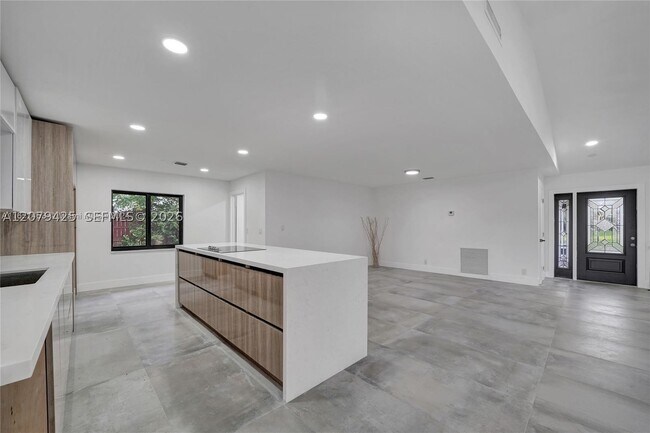 Building Photo - 3352 Lakeview Dr
