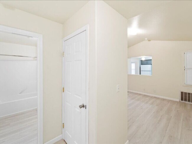 Foto del edificio - 6405 Chapel Hill Blvd