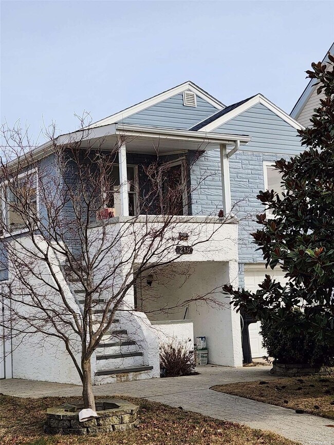 Building Photo - 219 W Walnut St