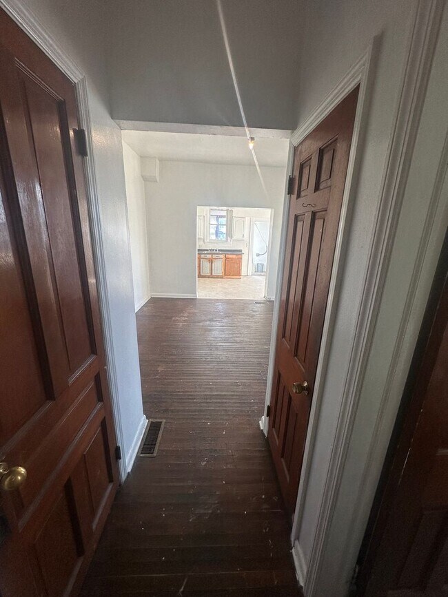 Building Photo - 650 W King St