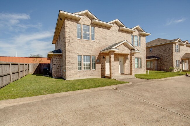 Foto del edificio - IMMEDIATE MOVE IN!!!  3 bedroom 3 Bathroom Duplex Next Door to Blinn!