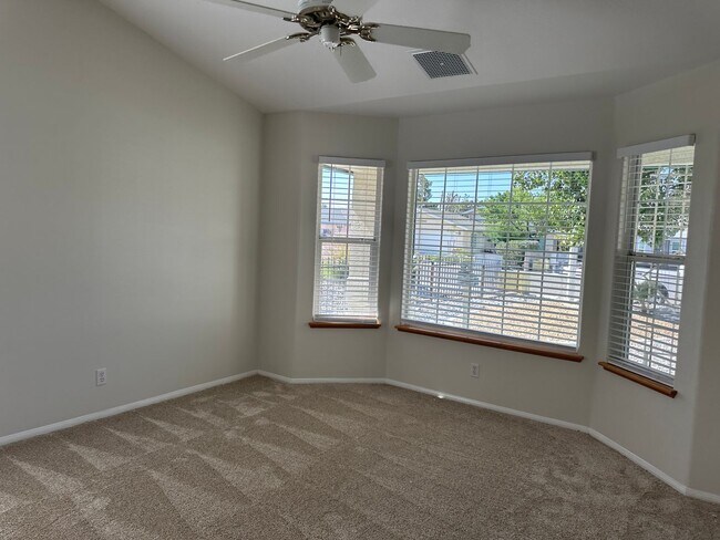 Foto del edificio - 4 bed, 2 bath home in desirable North West...