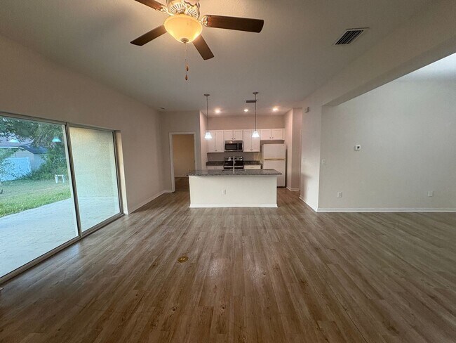 Building Photo - Spacious 3/2/2