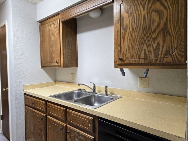 Foto del edificio - Two Bedroom MISD Duplex