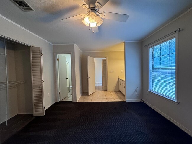 Building Photo - 207 Pinoak Ct W