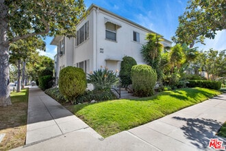 Building Photo - 300 S Doheny Dr