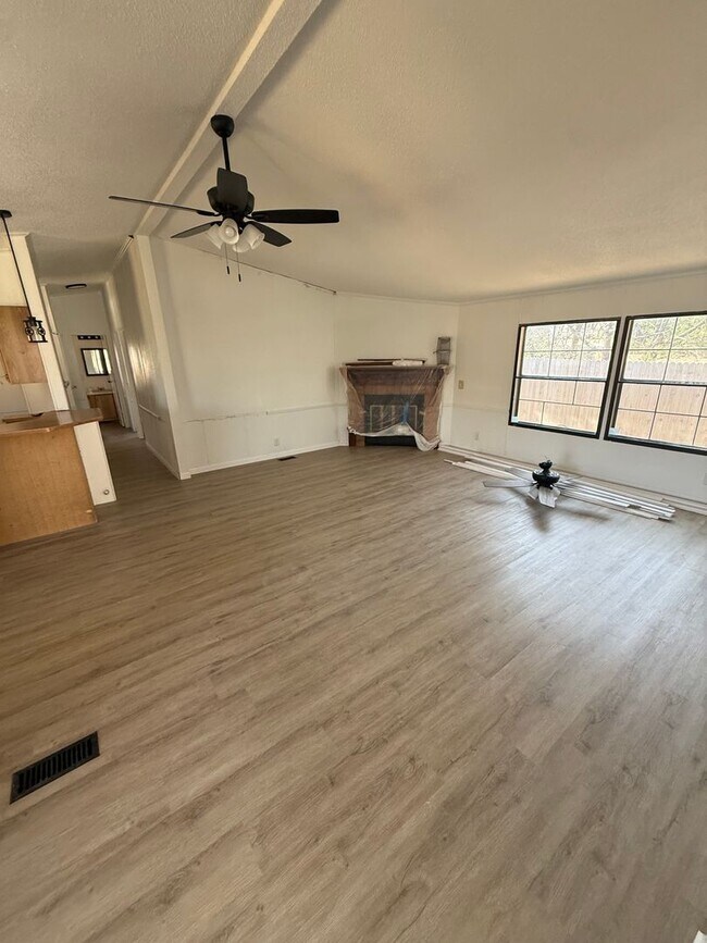 Building Photo - Gated area 3/2 Granbury