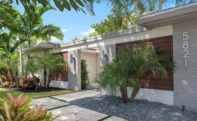 Foto del edificio - 5821 NE 14th Way
