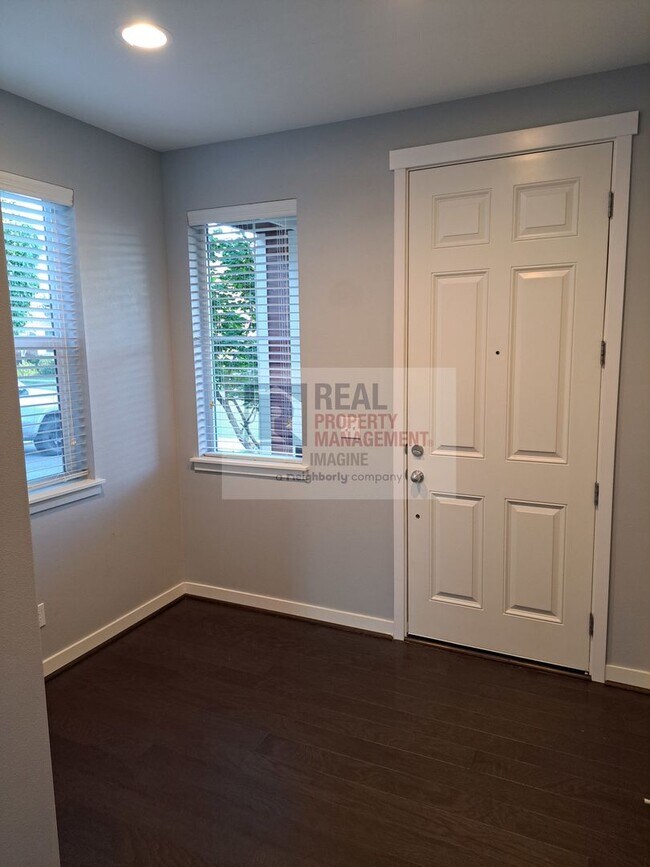 Building Photo - Check Out This Modern 4 Bedroom, 2.5 Bath ...