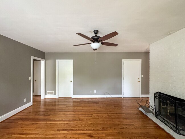 Foto del edificio - Charming 3 Bed 2 Bath Fayetteville Home