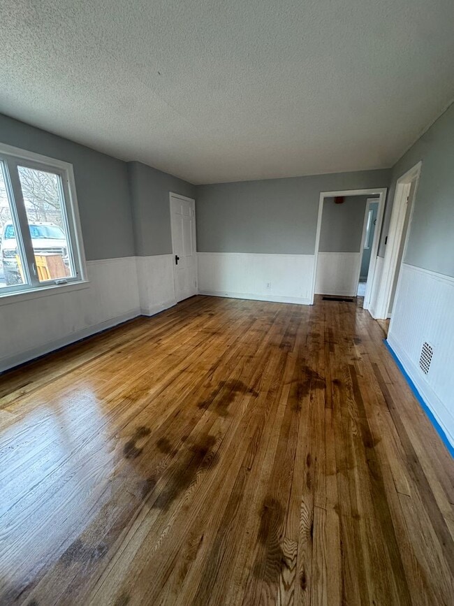 Building Photo - Single Family Home - Over 1 Acre of Land!