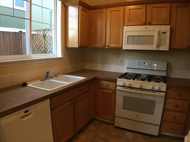 Foto del edificio - Charming Two Bedroom Town Home New Carpets...