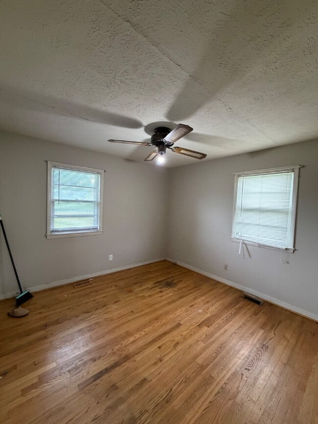 Building Photo - Cute Brick House w/ 3 BR | 1.5 BA in Goldsboro *Pikeville school district*