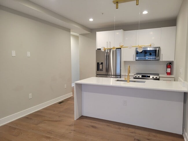 Foto del edificio - Brand New Constructed 3 BR/3 BA Apartment ...
