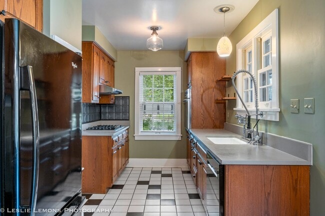 Building Photo - 241 W Van Buren Ave