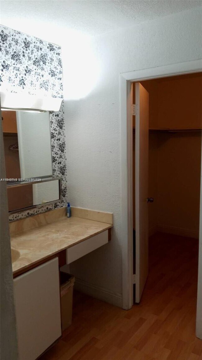 Foto del edificio - 14850 Naranja Lakes Blvd