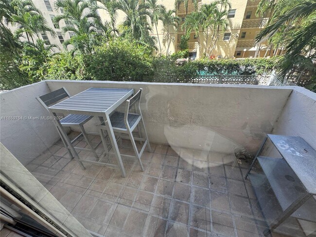 Foto del edificio - 677 NE 24th St