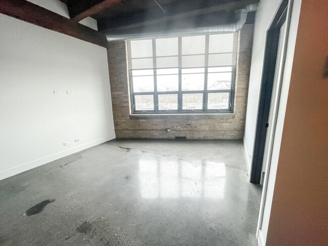 Building Photo - 2061 N Southport Ave