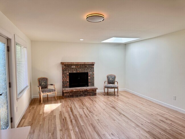 Building Photo - Fantastic Redmond Location!!!