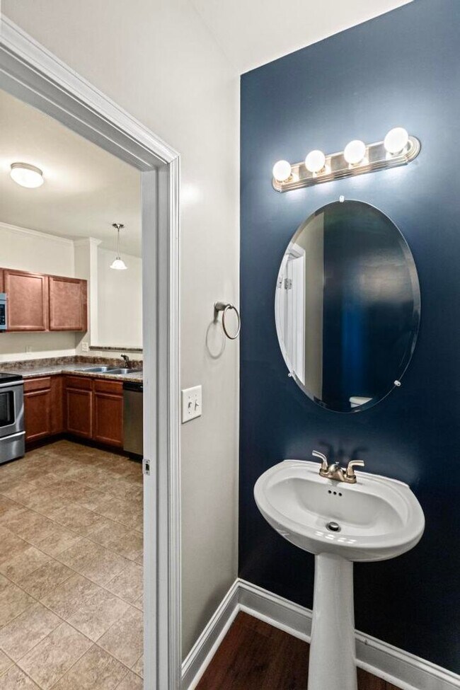 Building Photo - Great Location with City Convenience!