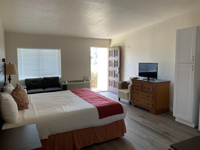 Estudio desde el pasillo del baño. - 425 S Power Rd