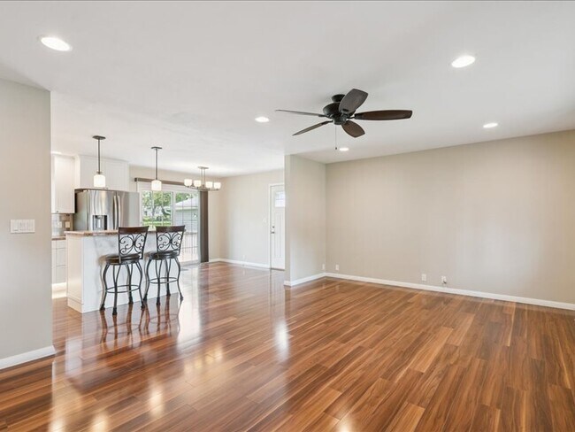 Building Photo - 1429 Columbus Dr