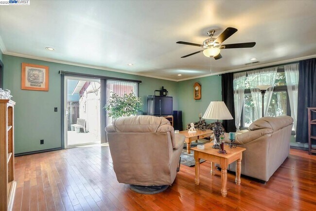 Building Photo - 4635 Cerritos Ave