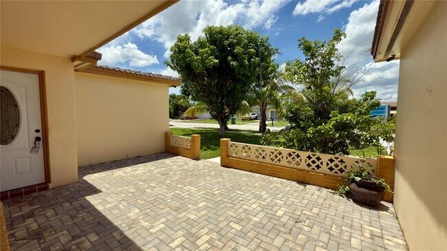 Foto del edificio - 6957 NW 9th Ct