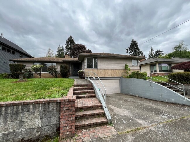 Building Photo - Charming Two-Bedroom with Spacious Living ...