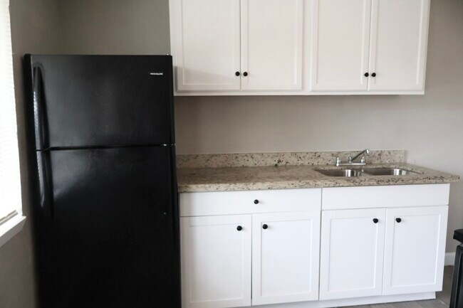 Foto del edificio - 7515 Bayway Dr