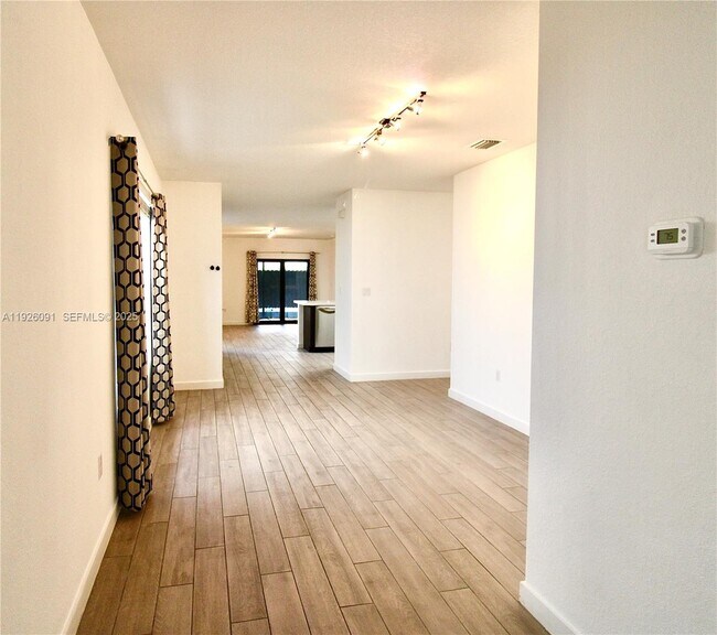 Foto del edificio - 561 NE 6th Pl