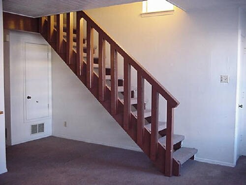 Escaleras - 11000 Towner Ave NE