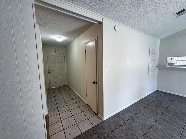 Building Photo - 702 Monterrey Dr