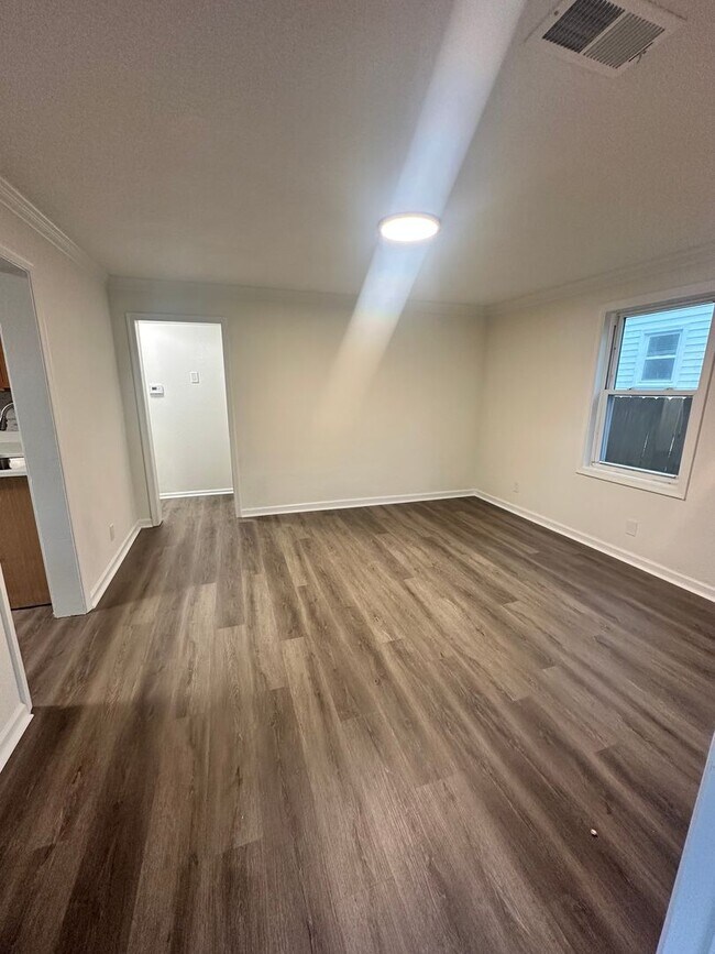 Foto del edificio - Newly renovated house for lease!
