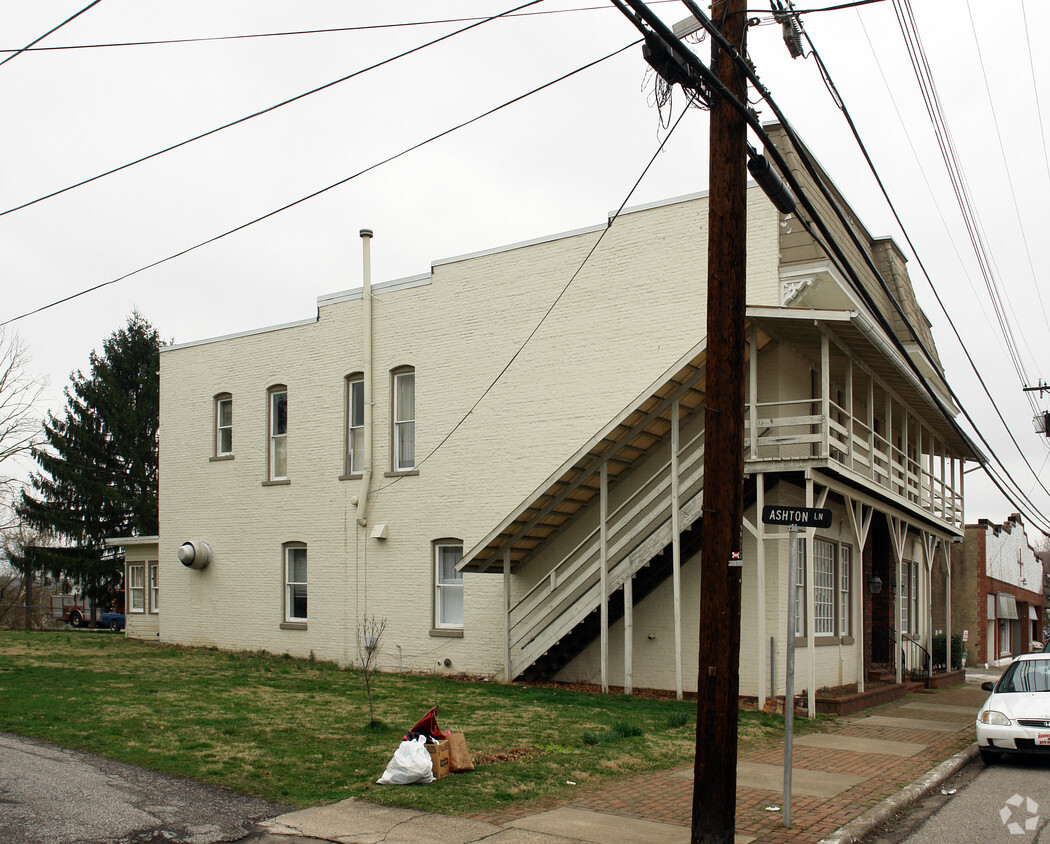 Building Photo - 402 Sand St