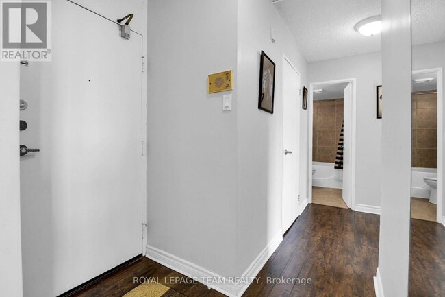 Photo du bâtiment - 2000 Jasmine Crescent