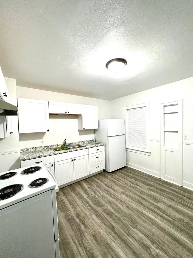 Building Photo - cute 2 Bedroom 1 Bath