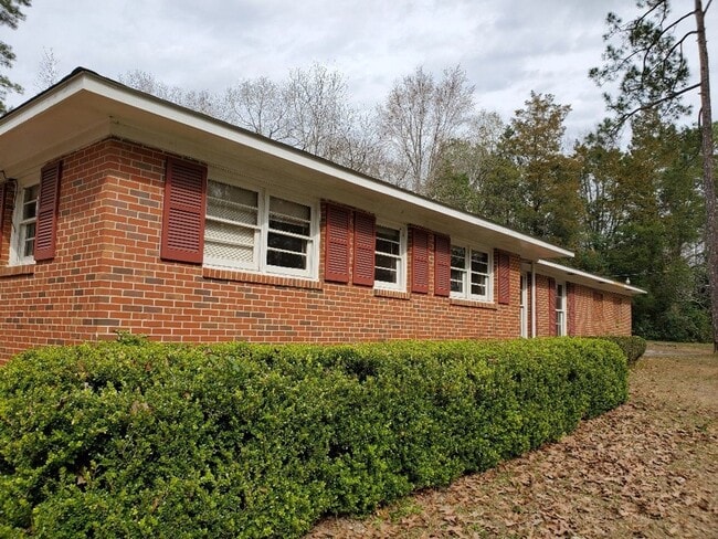Building Photo - Cozy Three Bedroom Home!