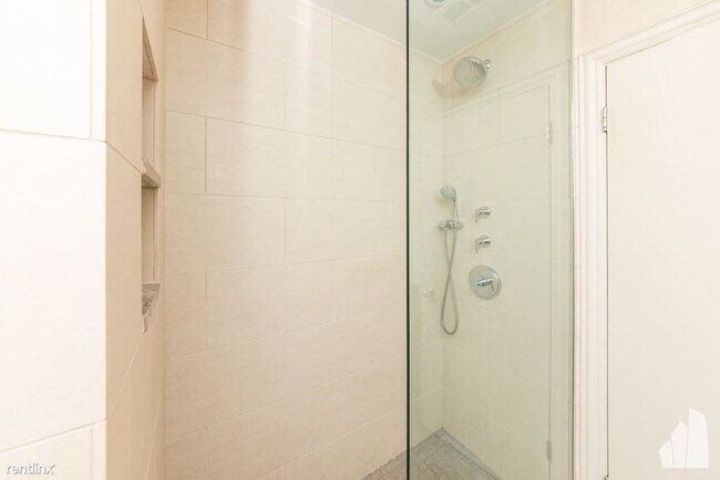 Building Photo - 1 br, 1.5 bath Condo - 2021 W Willow St