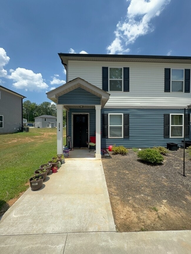 Building Photo - 2 Bedroom/1.5 bathroom
