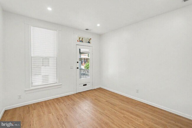 Building Photo - 3033 Barclay St
