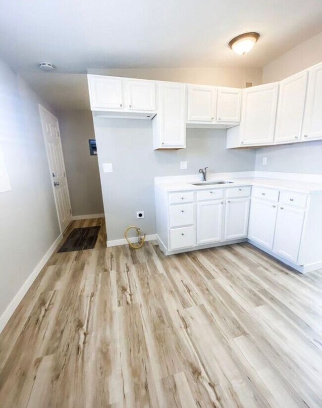 Building Photo - 584-586 Stuart Duplex